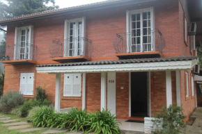 Lindo Sobrado Central com 3 Apartamentos